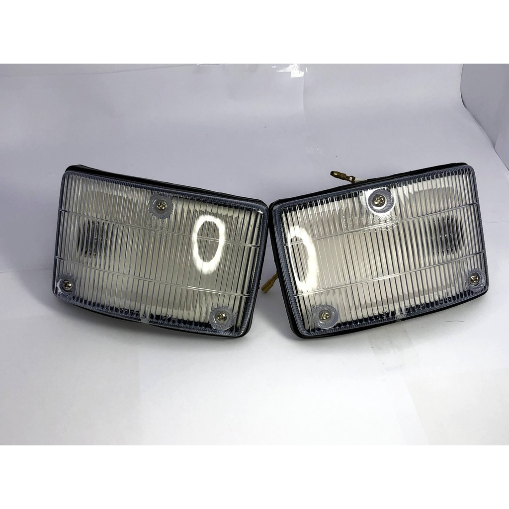 ไฟหรี่มุม Hino F18 , FF สีขาว 24V (เลือกข้าง/คู่ ได้) รวมขั้วและหลอดพร้อมใช้งาน - ตำแหน่งใต้ไฟเลี้ยว