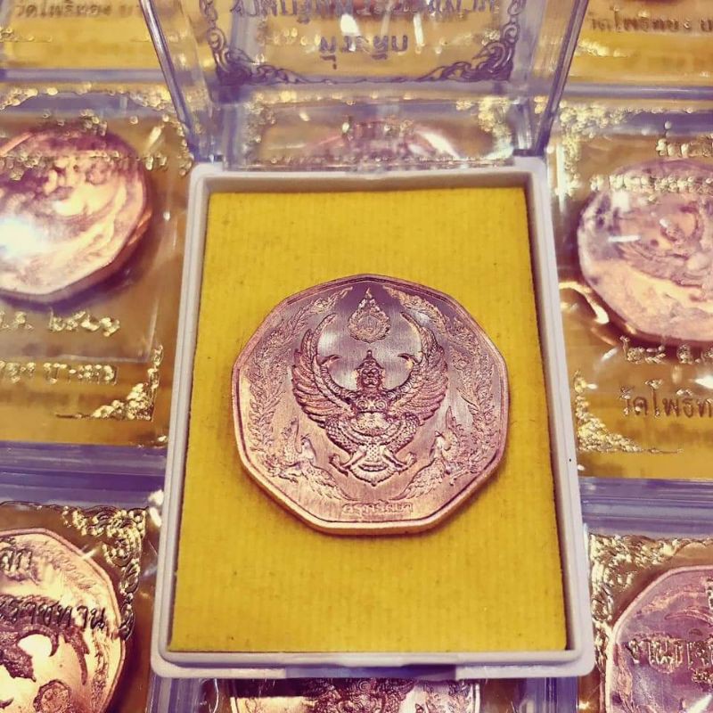 เหรียญพญาครุฑเนื้อทองแดง1องค์ เหรียญที่ระลึกกองกฐิน ปี2561 ครุฑพระอาจารย์วราห์ วัดโพธิทอง บางมด ปลุกเสกพร้อมคณะ