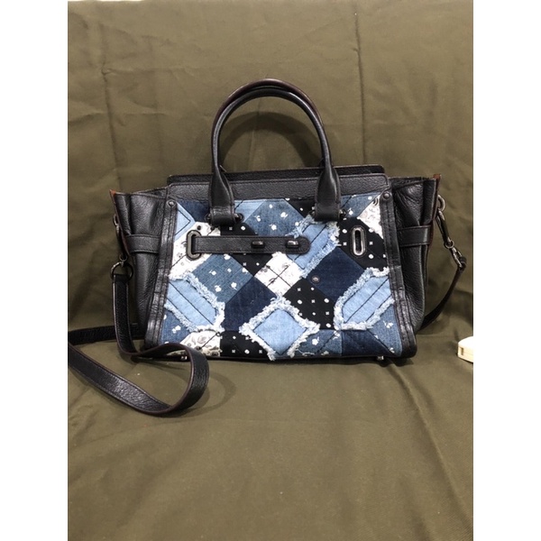 COACH Crossbody bag Size20*28 cm. สินค้ามือสอง นำเข้าจากญี่ปุ่น 0908Y04
