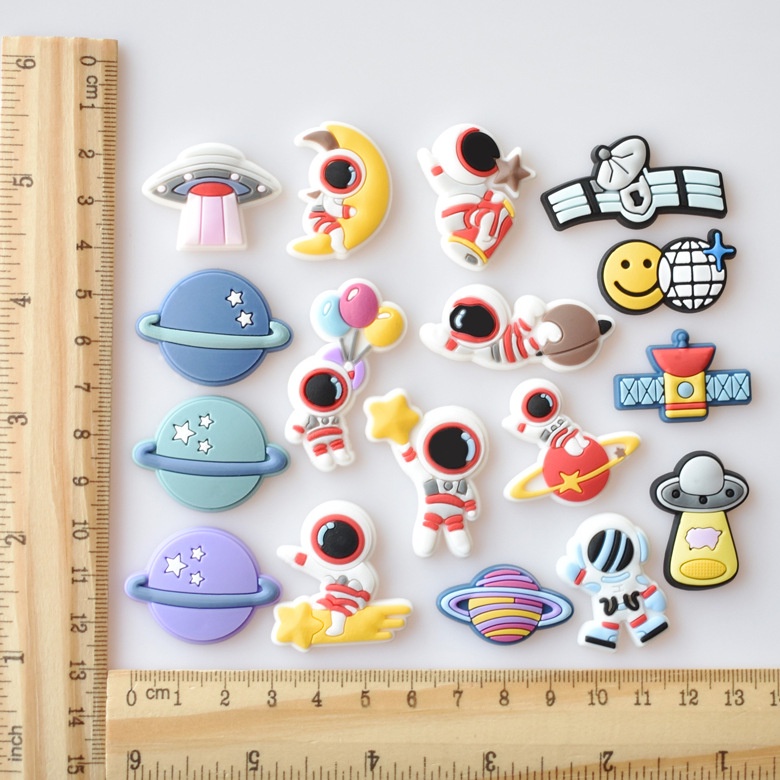 สําหรับ Crocs Jibbitz Pins สีสันนักบินอวกาศ DIY รองเท้าปุ่ม Charm