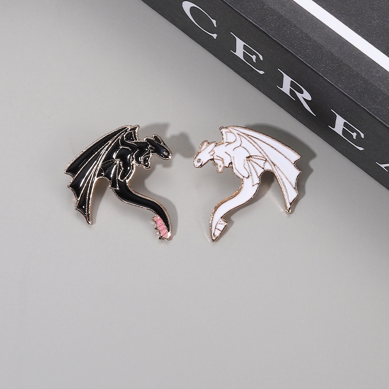 สีดําและสีขาวมังกรเข ็ มกลัด Love คู ่ เคลือบ Pin การ ์ ตูนกระเป ๋ าเป ้ สะพายหลัง Badge Collection เครื ่ องประดับของขวัญสําหรับเพื ่ อน