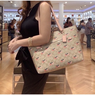 🎀 (สด-ผ่อน) กระเป๋าลายสตอเบอรี่ 12.5 นิ้ว CB595 Gallery Tote In Signature Canvas With Strawberry Print