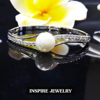 INSPIRE JEWELRY กำไลเพชรประดับมุกเม็ดกลาง เปิดปิดได้ ขนาดวงในกว้าง 5.5x5.5cm