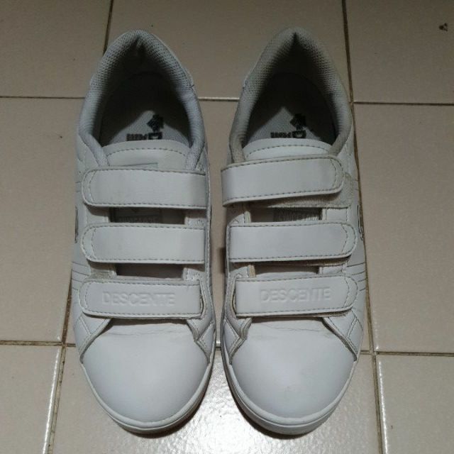 รองเท้าผ้าใบ สีขาว DESCENTE Size 37 / 23.5 รองเท้ามือสอง ผ้าใบมือสอง