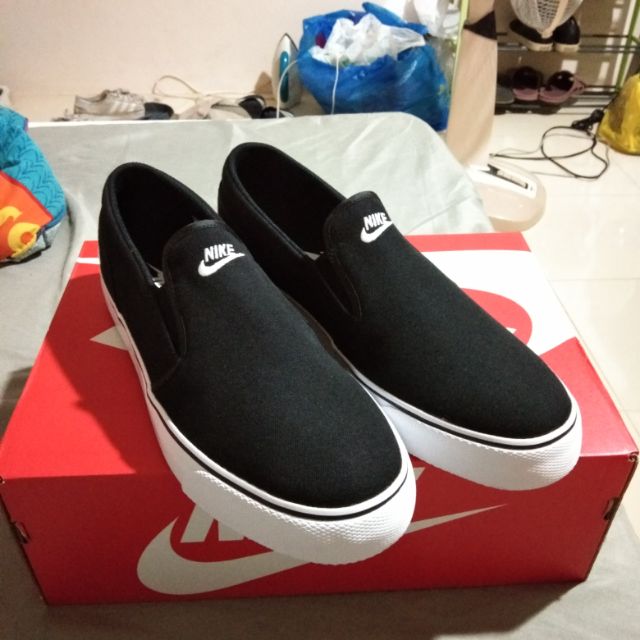 รองเท้า nike toki slip on