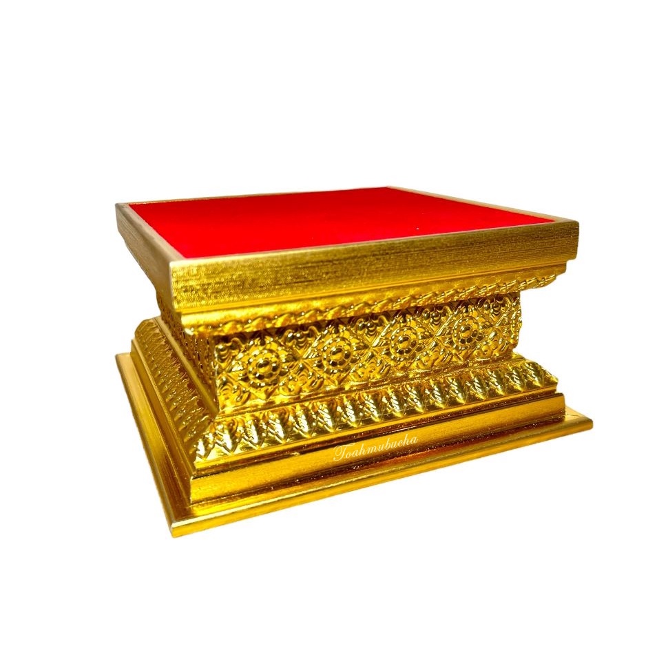 ฐานรองพระ ฐานพระลายดอกพิกุลทอง ฐานสีทอง กำมะหยี่สีแดง ขนาด 5x5 นิ้ว ฐานสูง 3 นิ้ว [พิกุลทอง]