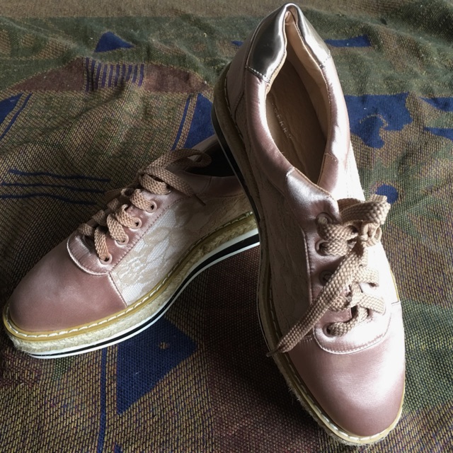 รองเท้าผ้าใบShuberry