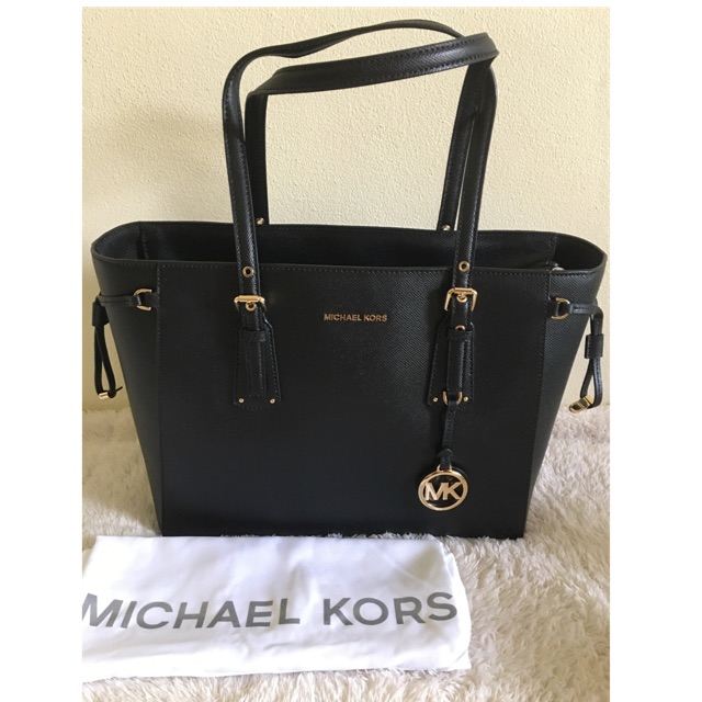 voyager medium crossgrain leather tote bag