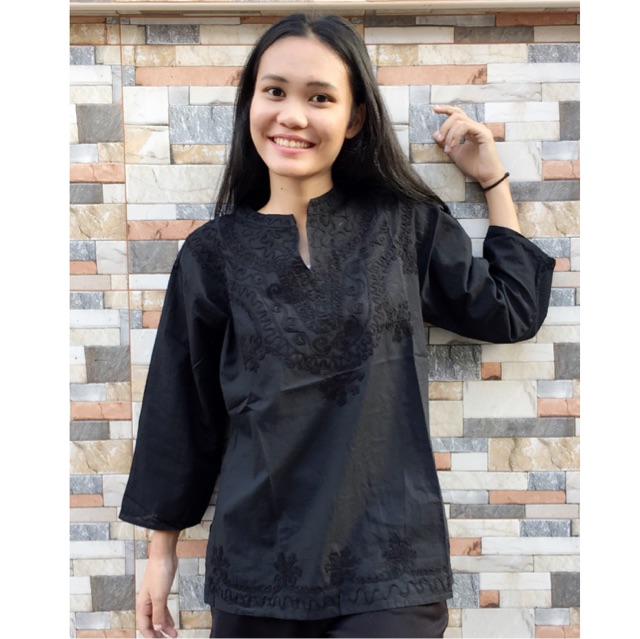 เสื้อคอตต้อนดำปักมือ คอจีนเจาะ แขนสามส่วน จากอินเดีย อก 42″ ยาว 27″ ผ้าเนื้อดีใส่สวยใส่ผอม – โปรปัง
