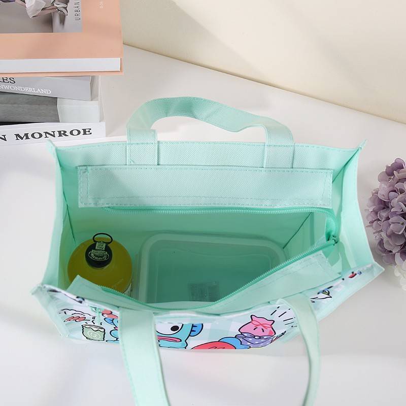 🛍️ กระเป๋าใส่หนังสือ ทรง  A4 วัสดุผ้า มีช่องซิปหน้า มีช่องข้างใส่กระติกน้ำ ขนาด 30×28×11 cm - รูปที่ 6