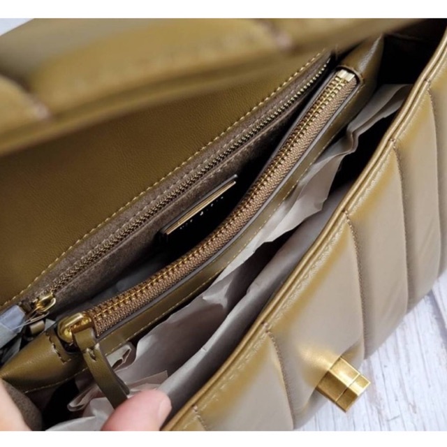 🎀 (สด-ผ่อน) กระเป๋าสะพาย สีน้ำตาล 10 นิ้ว Shop Tory Burch 83089 Kira  Quilted Camera Bag | Shopee Thailand