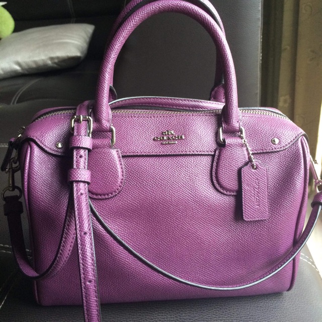 กระเป๋า coach. ทรงหมอน. สีม่วง