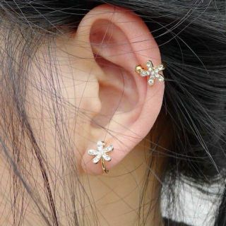 ต่างหูหนีบรูปดอกไม้ • Flower Ear cuff