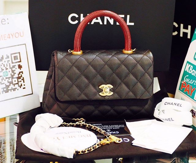 กระเป๋าชาแนล Chanel Coco 9.5" Red Burgundy Lizard Handle Black Caviar อะไหล่ทอง Holo23