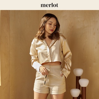 Merlot - Souffle Crop Shirt (เสื้อเชิ้ตครอป เสื้อเชิ้ตแขนยาว ผ้าซาติน สีน้ำตาล) พร้อมส่ง