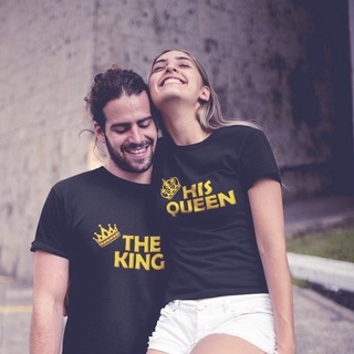 เสื้อยืดแขนสั้น พิมพ์ลายตัวอักษร The King His Queen สีดํา สําหรับผู้หญิง และผู้ชาย