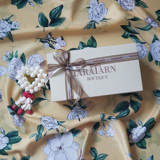 เซตผ้าพันคอลายมะลิ พร้อมพวงมาลัยสบู่มะลิ สี Lemon  by TARATARN BOUTIQUE