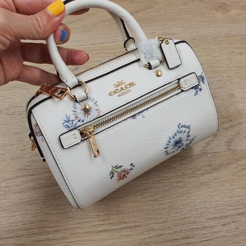 (ผ่อน0%) กระเป๋าสะพายข้าง MICRO ROWAN CROSSBODY WITH DANDELION FLORAL PRINT (COACH 1495) ทรงหมอนจิ๋ว