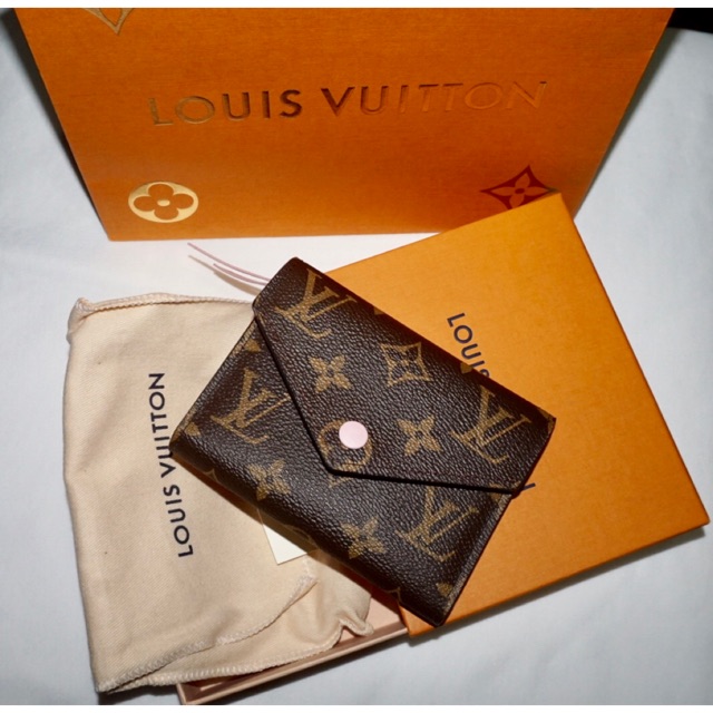 Used very like new! Louis Vuitton Victorine wallet ของแท้100%