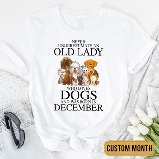 คอลูกเรือเสื้อยืด ลาย Never Underestimate An Old Lady Who Loves Dogs And Was Born In December ของขวัญวันเกิด สําหรับคู่ร