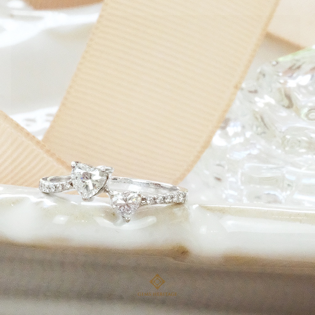 Gems Heritage : แหวนเพชรเม็ดเดี่ยวทรงหัวใจ เพชรแท้น้ำ 98 เรือนทองคำขาว 18k พร้อมใบรับประกัน (rwg464)