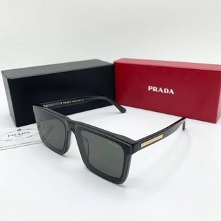 PRADA SQUARE FRAME SUNGLASSES แว่นกันแดด แบรนด์ปราด้า ทรงเหลี่ยม ขาแว่นแถบสีแดงโลโก้