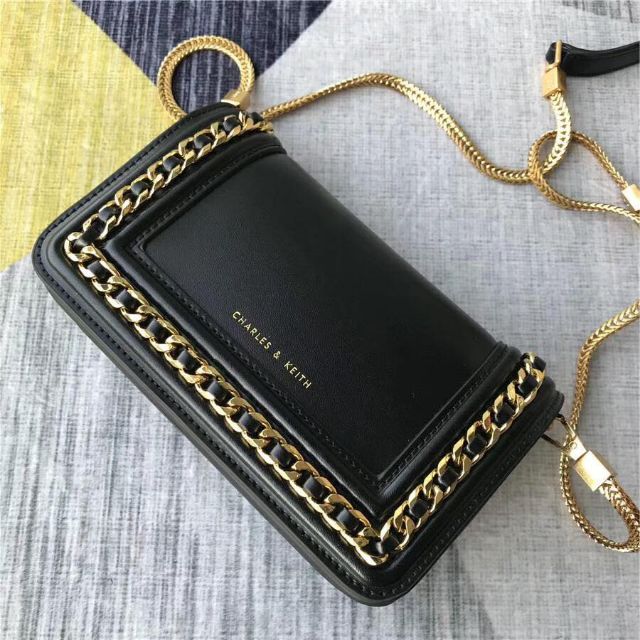 CHARLES & KEITH CHAIN DETAIL CLUTCH​ ckหน้าโซ่ทองสีดำ