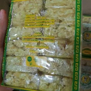 1 แพ็ค ข้าวซอยตัด รสใบเตย ตราหมีแพนด้า 12 ชิ้น
