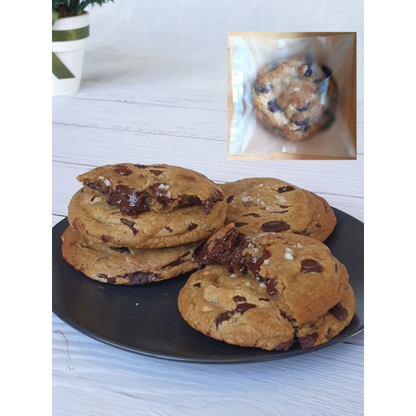 Sea Salt Dark Chocolate Chunk Cookies - Soft and Chewy with Crispy Edge คุ้กกี้ดาร์คชอคโกแลตชั้งค์แบบนิ่ม