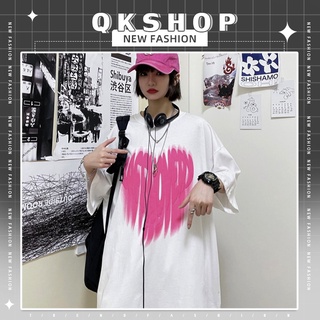 QKshop เสื้อยืดไซส์ใหญ่สบายๆ💙มีลายน่ารักๆอยู่ตรงกลางด้วยไม่เหมือนใคร⚡️เสื้อมีลายตรงกลางแต่ใครจะพยายามแทรกกลางระหว่างเราร