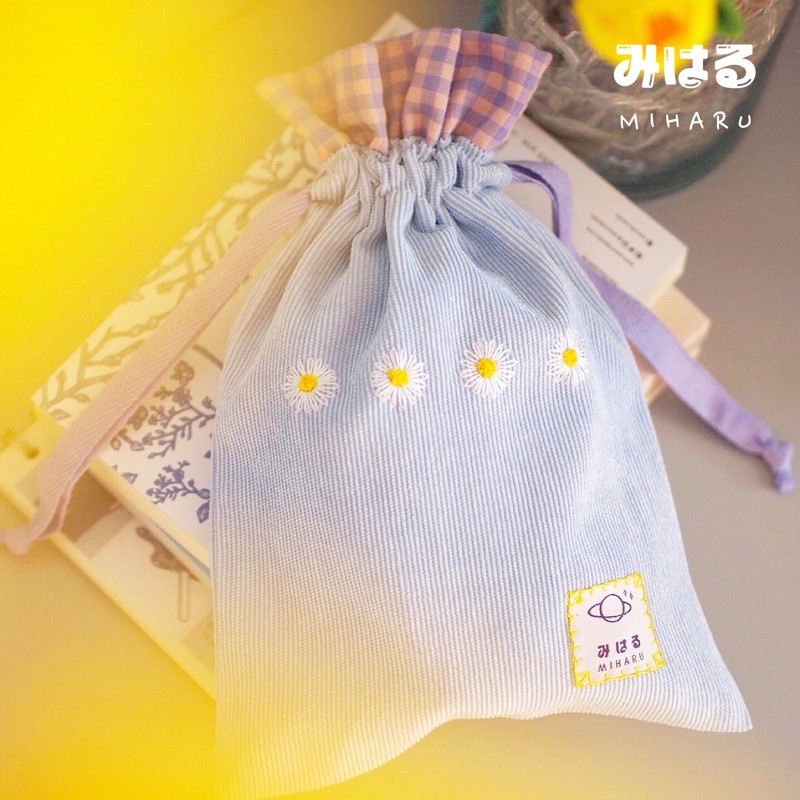 Miharu 🌼 ถุงผ้าลูกฟูกสีฟ้า งานปักมือลายดอกเดซี่