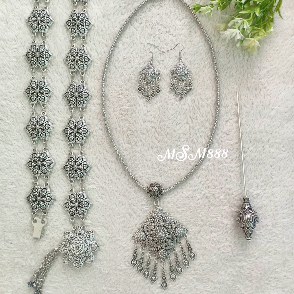 เครื่องประดับชุดไทยเป็นชุด เครื่องประดับชุดไทยสีรมดำ ชุดเซ็ท 4 ชิ้น ต่างหูแบบเจาะ ใส่ได้ทั้งเด็กและผู้ใหญ่ B3003