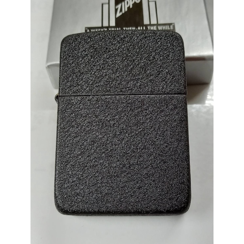 ZIPPO REPLICA28582 BLACK CRACKLE VINTAGE สีดำเกร็ด  ผิวขรุขระ ลายเรียบ ตูดตันโม่ทะลุบานพับ4ข้อ ทรงย้