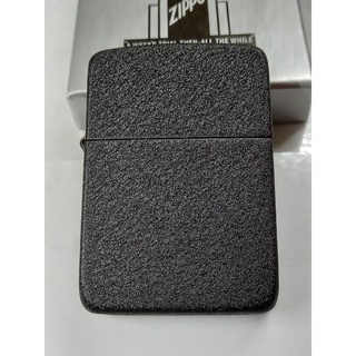 ZIPPO REPLICA28582 BLACK CRACKLE VINTAGE สีดำเกร็ด  ผิวขรุขระ ลายเรียบ ตูดตันโม่ทะลุบานพับ4ข้อ ทรงย้อนยุคปี1941