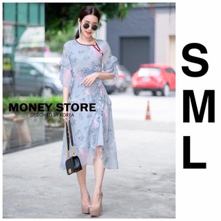 Money เดรสผ้าขีฟองพิมพ์ลายนกทั่วตัวมาในโทนสีฟ้า เล่นลายปัก ช่วงอกขวา ช่วงคอกุ้นขอบสีน้ำตาล.