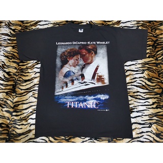 เสื้อ TITANIC LEONARDO DICAPRIO-KATE WINSLET เสื้อลายภาพยนตร์ ลายหนังไทยทานิค ในรถอะ ไททานิคS-5XL