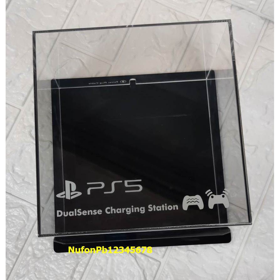 กล่องครอบกันฝุ่น กล่องครอบใสสำหรับวางที่ชาร์จจอย PS5 มียิงลายโลโก้ด้านบน เสียบกับฐานสีดำ ไม่ได้แถมแท่นชาร์จจ้า