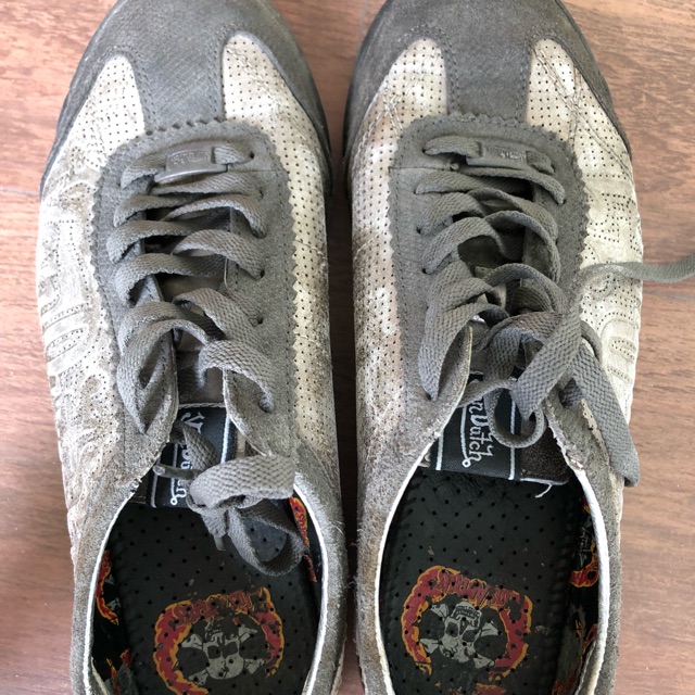 ขาย รองเท้า von dutch ถูกๆมือสอง สีเงิน ใช้น้อย สภาพดี มีปันหาตรงสีลอก โดนแดด เกบไว้ในตุ้ size eu42 