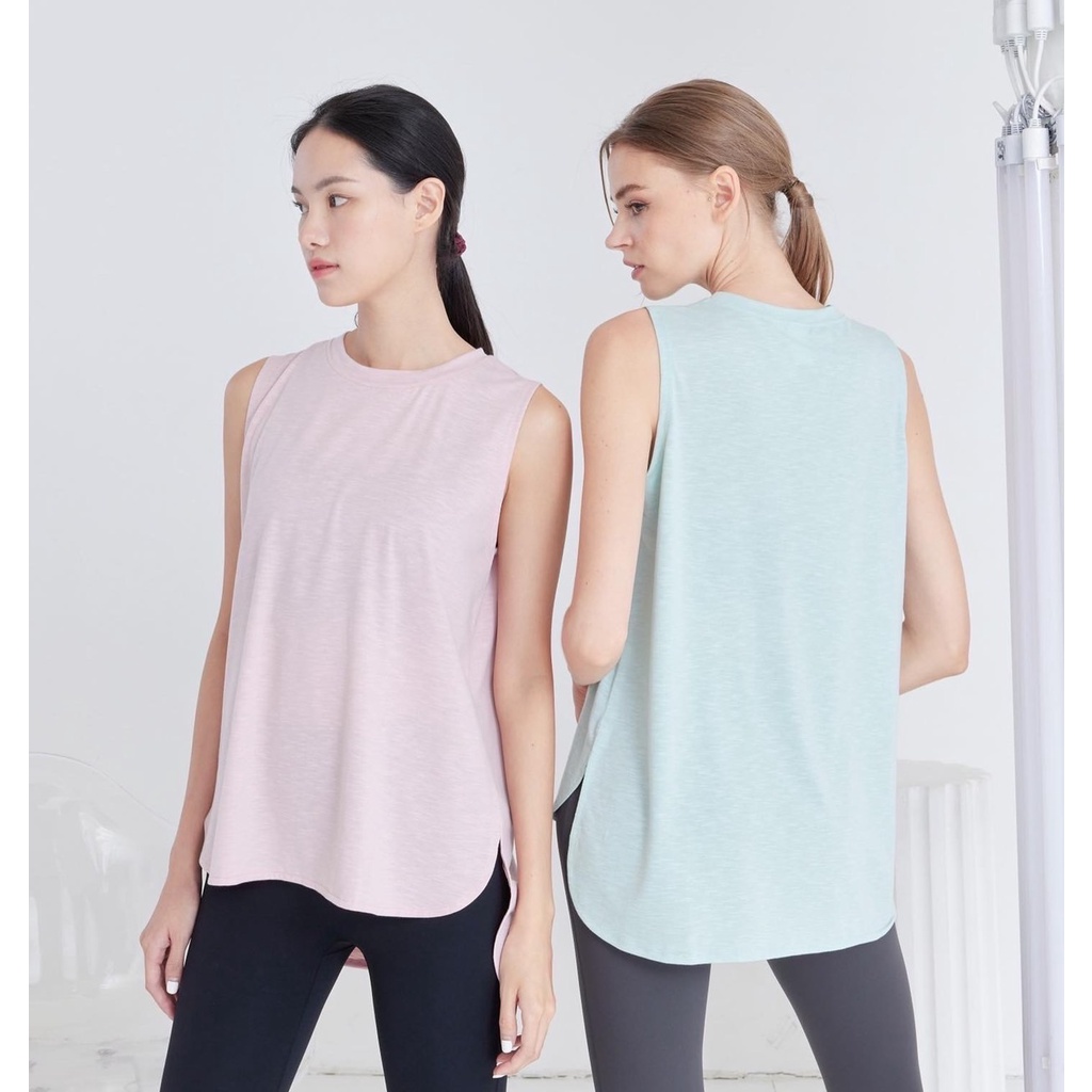PENNY | Gwen Tank เสื้อออกกำลังกาย ทรงยาว แขนไม่เว้า ยาวปิดสะโพก ผ่าข้างปลายมนหน้าสั้นหลังยาว