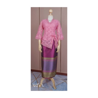 Set เสื้อลูกไม้คอปีนผ่าข้างติดโบว์ + ผ้าถุงแพรวาทอลาย