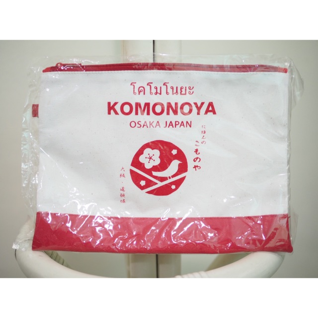 (NEW) กระเป๋าผ้าเอนกประสงค์ KOMONOYA ทรงสี่เหลี่ยม มีหูหิ้วสีแดง มีZipปิดเรียบร้อย พกพาสะดวก ของใหม่