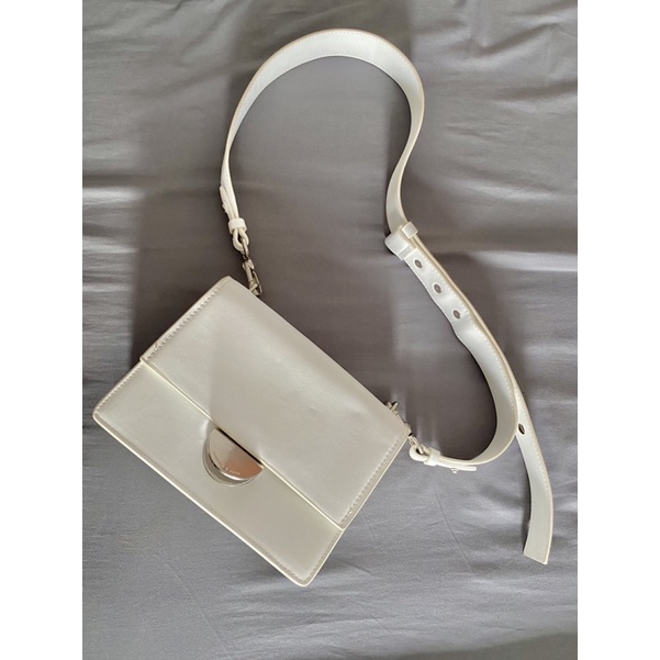 กระเป๋า charles &amp; keith สีขาว มือสอง ของแท้มีป้าย tag