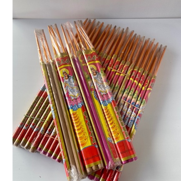 ธูปกวนอิมใหญ่ 3 ดอก ตราม้า YYT แบบอ้วนหนา 12 มิล ฟุตครึ่ง 47 เซน (en) จุดนานประมาณ 3 ชม