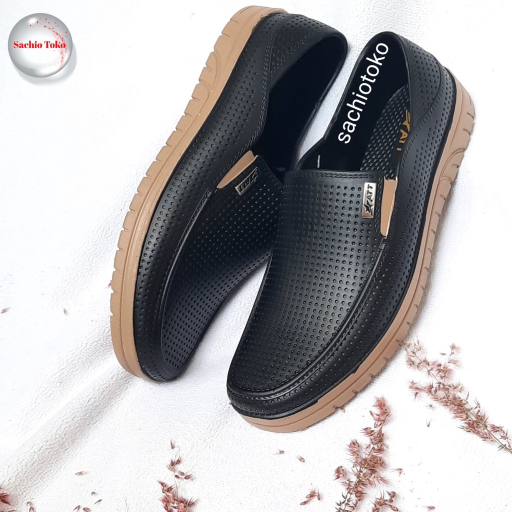 รองเท้าโลฟเฟอร์ผู้ชายแบบสวมสีดํา att awkn sachio shop