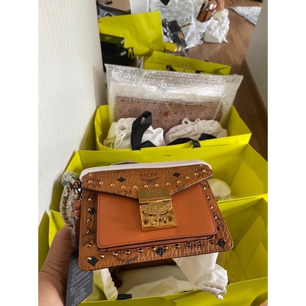 Mcmของแท้มือ1พร้อมส่ง🛍mini tracy mwraspa05co001อปกครบกระเป๋าครอสบอดี้ Tracy ลาย Visetos