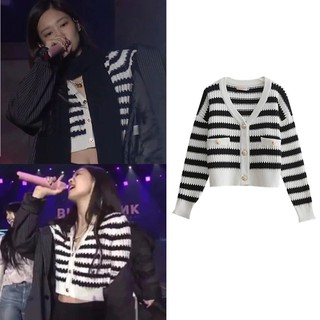 jennie blackpink เสื้อสเวตเตอร์ถักคาร์ดิแกนสําหรับสตรีแขนยาวสีดําสีขาวสไตล์เกาหลี