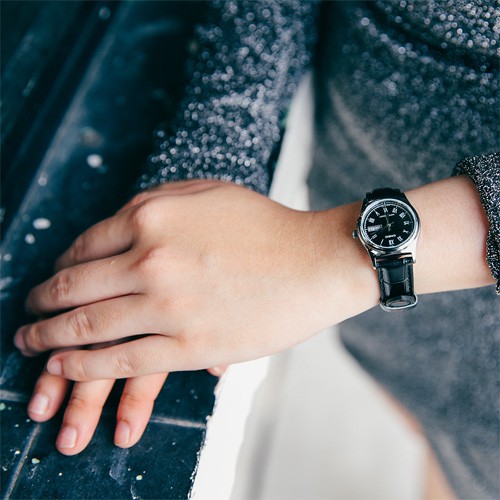 Casio Standard นาฬิกาข้อมือผู้หญิง สายหนัง สีดำ รุ่น LTP-V006L,LTP-V006L-1B,LTP-V006L-7B
