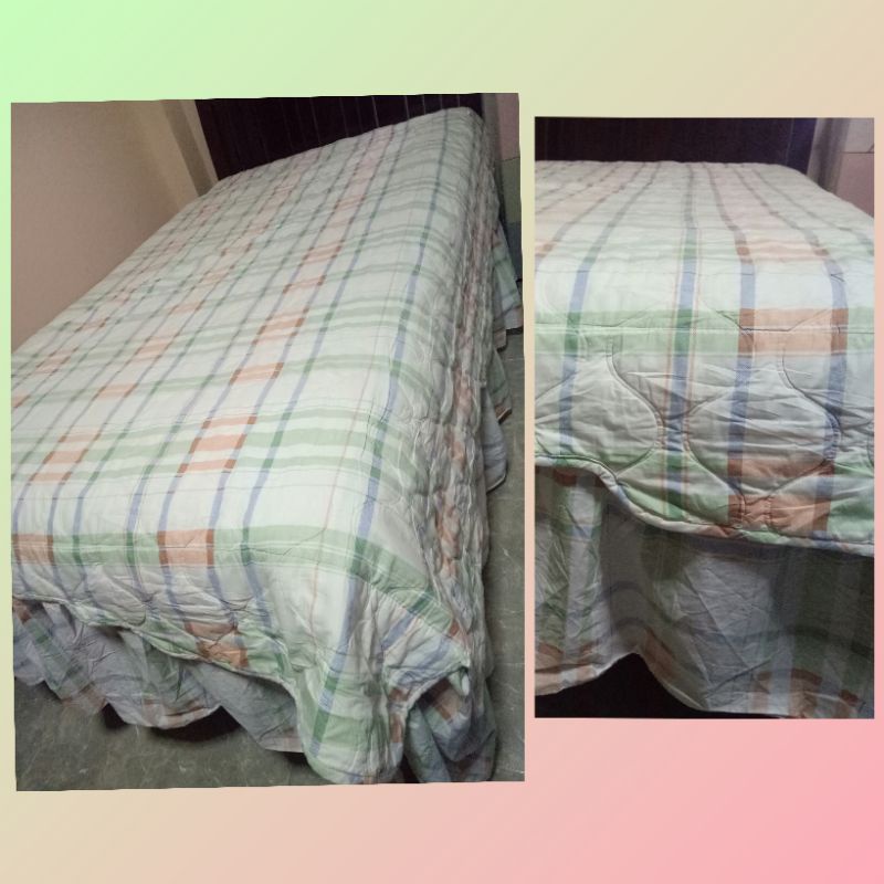 ผ้าปูรองนอน คลุมเตียงได้ค่ะ งานชายระบายใช้กับเตียง 5,6 ฟุต มือสอง(ทำความสะอาดแล้วค่ะ)