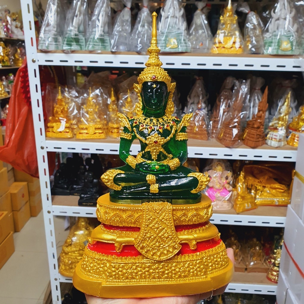 พระแก้วมรกตสวยพรีเมี่ยม ทรงเครื่องฤดูร้อน (หน้าตัก5นิ้ว สูง25ซม.)เป็นพระพุทธรูปคู่บ้านบ้านใดมีไว้บูชาเป็นมงคลยิ่งนัก