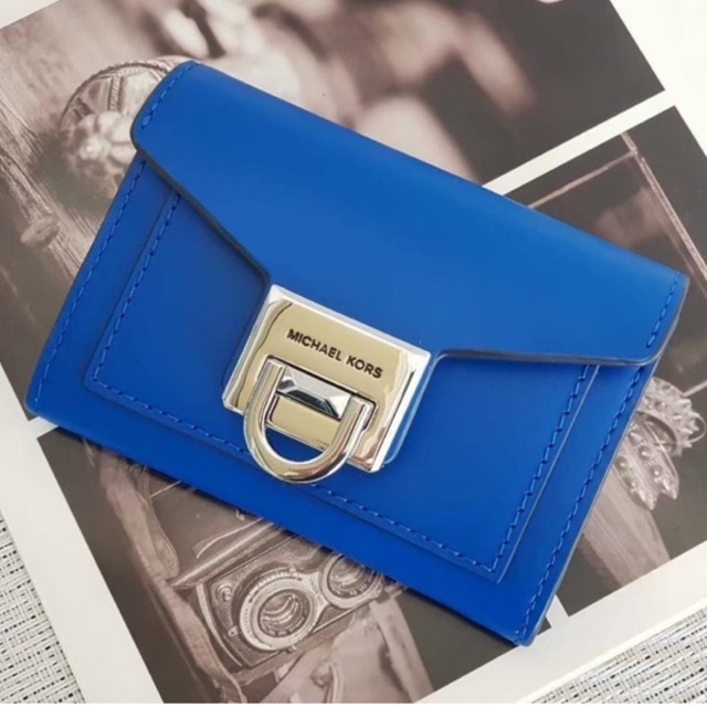 🎀 กระเป๋าสตางค์ mk ใบเล็กฝาล็อค สีน้ำเงิน MICHAEL MICHAEL KORS Manhattan Small Leather Wallet 32T9SNCF1L สี Fuschia